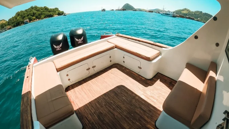 Open sun deck dual Yamaha 250HP engine — premium speedboat tour Komodo Labuan Bajo